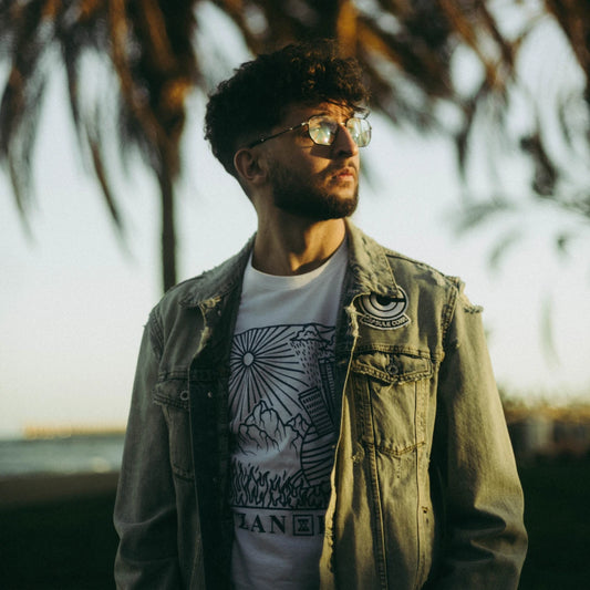 Camiseta Blanca con Ilustración Azul Marino