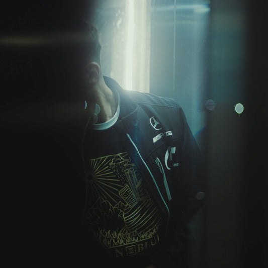 Camiseta Negra con Ilustración Dorada